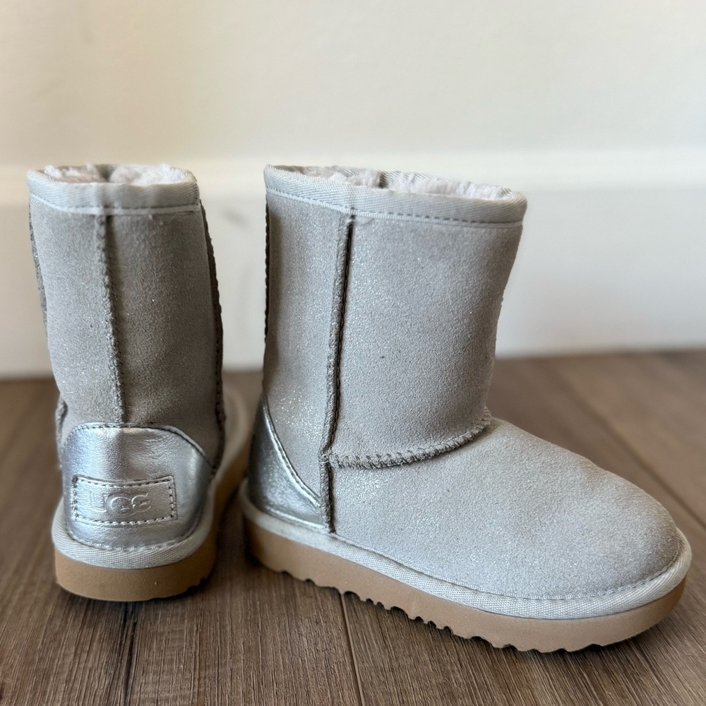UGG Kids Metallic Silver Chestnut-Trim Cozy Boot